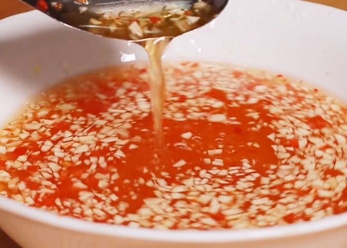 Cho tỏi ớt vào sau để nước mắm chua ngọt đẹp mắt hơn